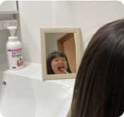 子供が鏡の前で歯磨き