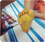赤ちゃんの足裏にインクを付ける