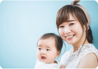 笑顔の女性と赤ちゃん
