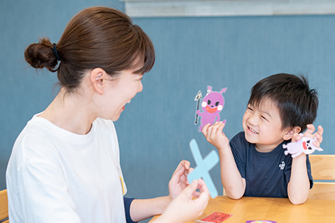 虫歯について学ぶ親子