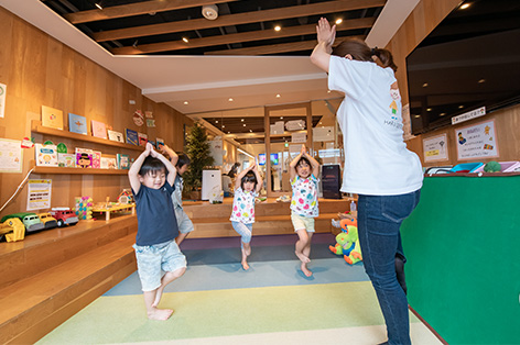 キッズロームで子供と遊ぶ保育士