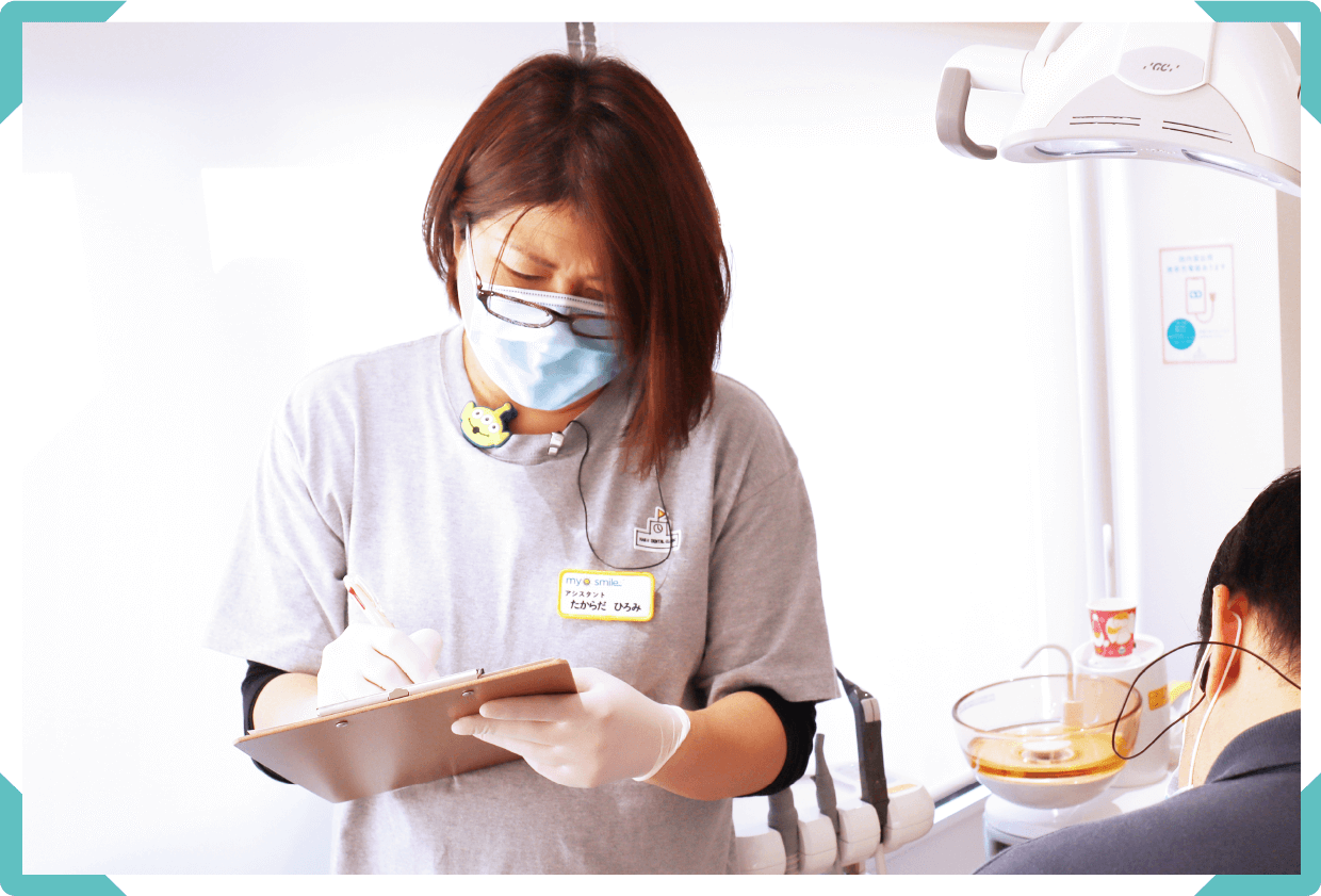 チェック項目を確認する歯科助手（歯科技工士） 寳田 ひろみ
