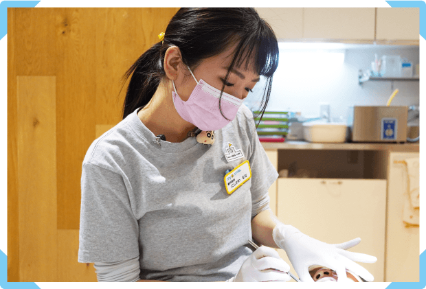 治療施術中の歯科医師 西川 奈那