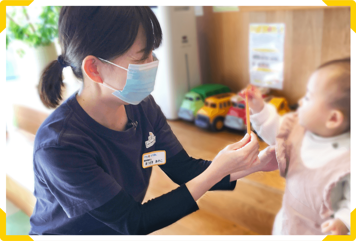 赤ちゃんの面倒を見る歯科衛生士 松崎 綾子