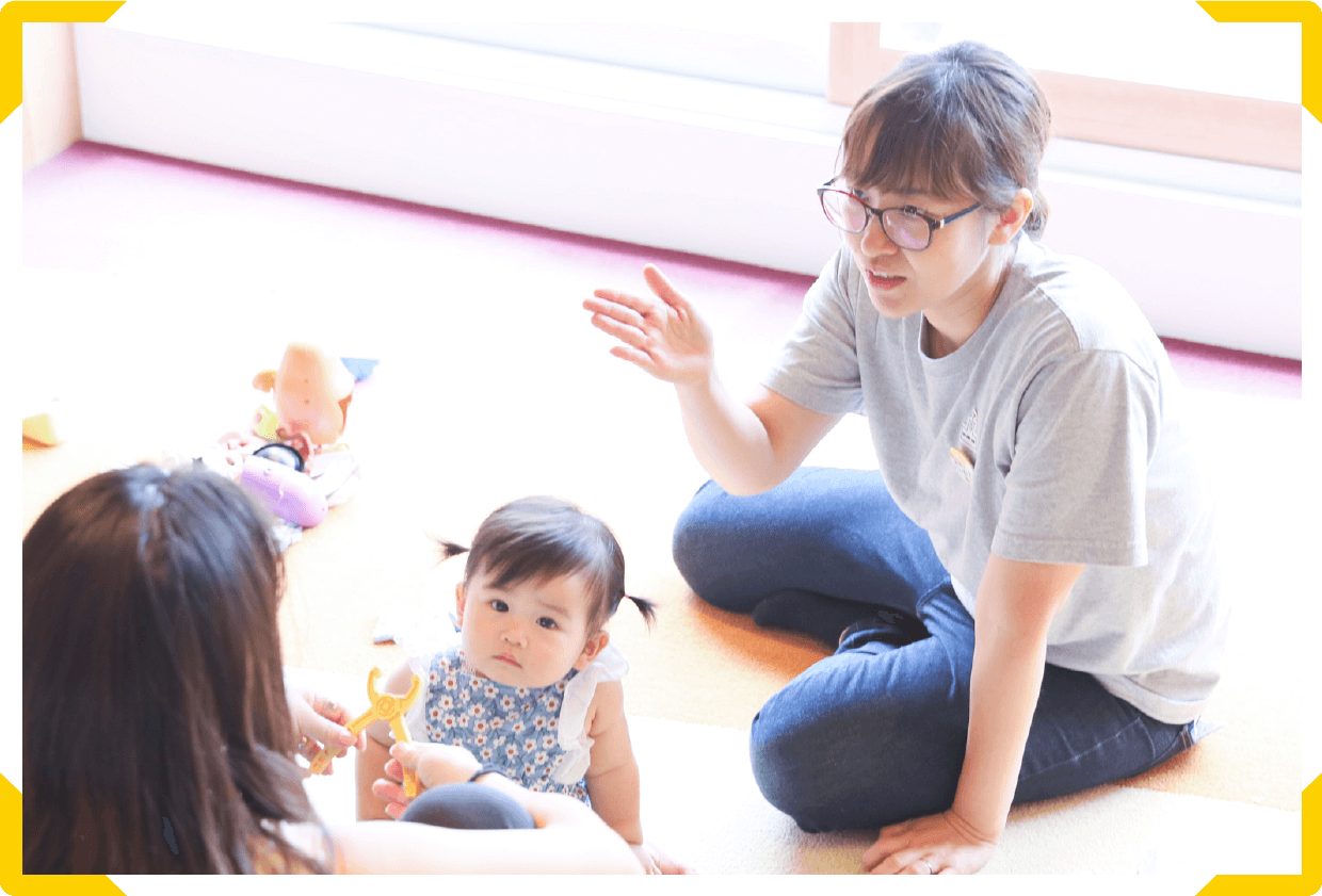 子供と一緒にお母さんに説明をする作業療法士 及川 舞子