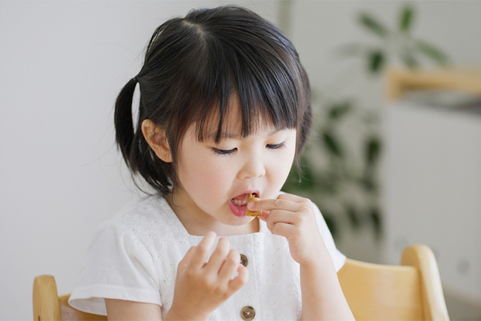 噛む力を鍛える食べ物はある？子どもにおすすめのおやつ・食事メニューを紹介