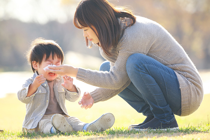 子どもが前歯をぶつけた？！ぐらぐらする原因や歯医者での治療方法って？