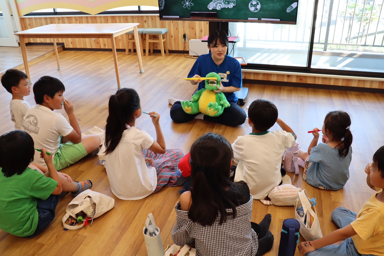 保険診療内でお子さんが歯磨きのポイントを学べるのはもちろん、食事や身体に関することを学んだり、お口のトレーニングやおうちでできる歯並び対策なども学ぶことができます