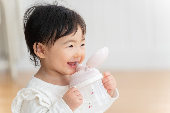 ストローマグと歯並びの関係｜正しい使用時期や注意点とは