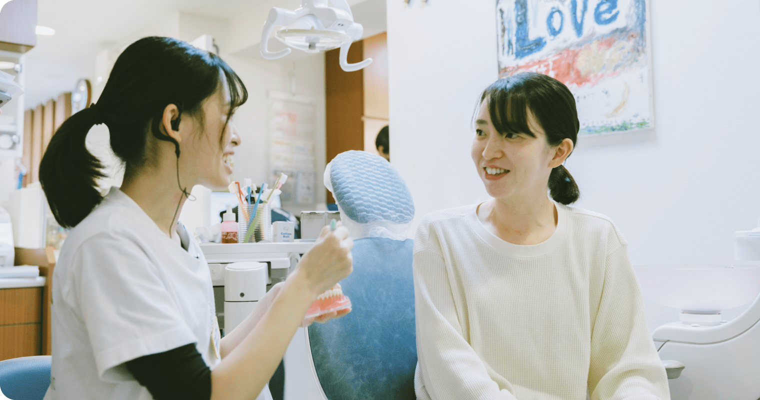 セカンドオピニオンの相談を受ける患者と歯科スタッフの様子